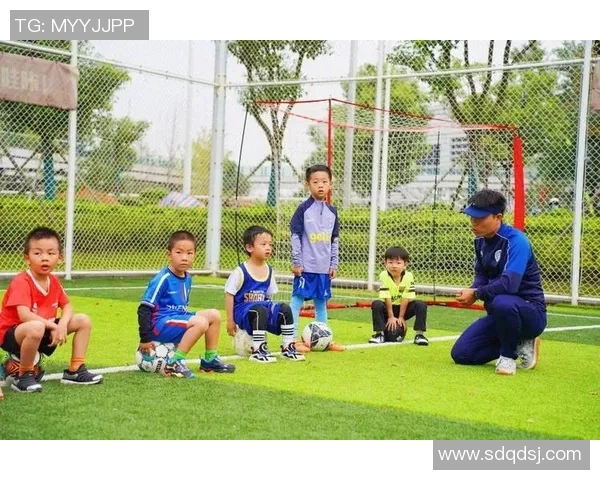 足球明星温馨瞬间抱宝宝的可爱照片分享，感受亲子时光的甜蜜与快乐